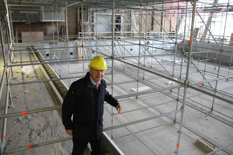 Bäderchef Matthias Waurick vor dem Edelstahlbecken. Foto: Schramm