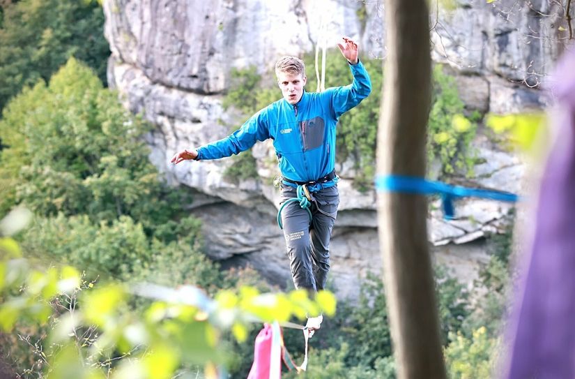 Auf einem Seil, das von 40 kräftigen Helfern festgehalten wurde, balancierte Ruben Langer über den Bärengarten.