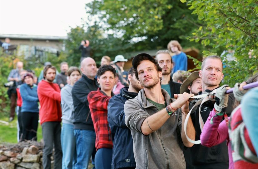 40 starke Helfer hielten das Seil für den Rekordversuch fest.