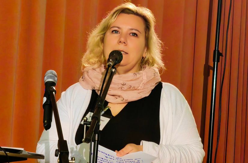 Grit Hammer moderierte den 35. Pflegestammtisch, der jetzt wieder regelmäßig tagen soll. Foto: bb