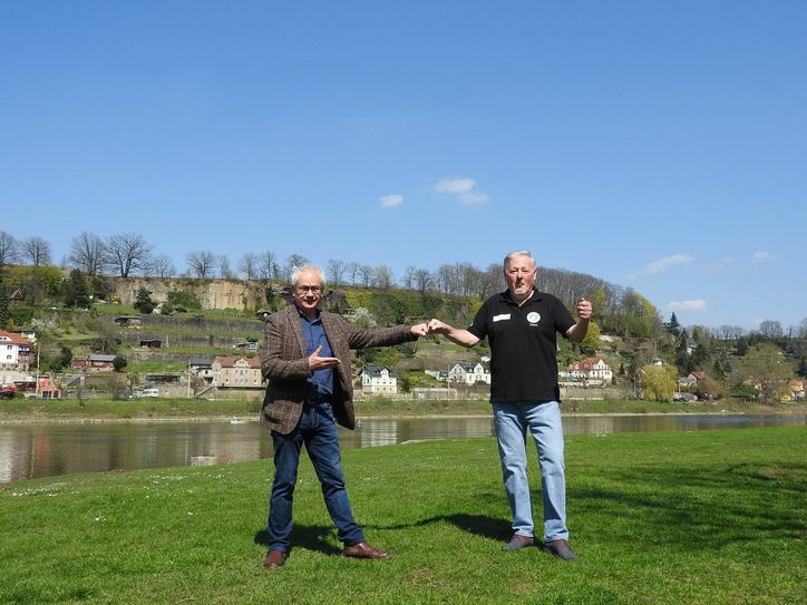 Tom Pauls und Gert Lorenz, Vorstandsmitglied vom Q24 (v.l.), am Ort ihres gemeinsam geplanten Sommer-Open-Air an der Elbe in Pirna. Foto: R. Rink