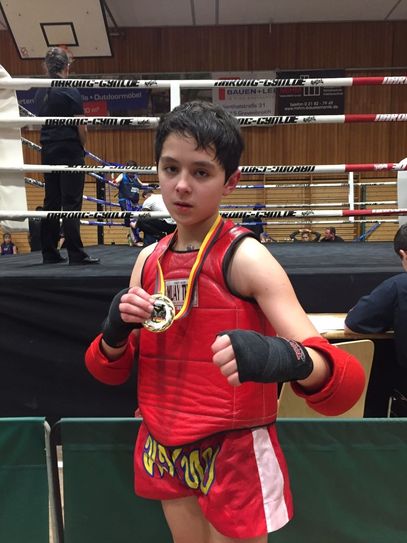David Luft (12)wurde bei den IFMA-Jugend-Weltmeisterschaften (International Federation of Muaythai Amateur) in Bangkok Ende 2017 in der Klasse bis 42 kg Vizeweltmeister im Muay Thai (Thaiboxen). Beim Wei Kruh Contest schaffte David ebenfalls Silber.