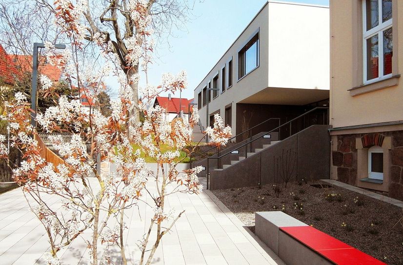 Am 25. Juni, 14, 14.30, 15 und 15.30 bieten das Architektur- und das Landschaftsarchitekturbüro Führungen in der Questenberg Grundschule Meißen und auf deren Frei- und Sportanlagen an.