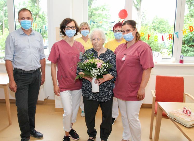 Bürgermeister Mirko Pink, Schwester Anja, Therapeutin Beatrice , Jubilarin Waltraud Lavendt, Therapeutin Steffi und Schwester Sarah (v.l.n.r.).