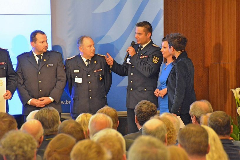 Am Mikrofon: Mathias Liebe, Geschäftsführer des Kreisfeuerwehrverbandes Dahme-Spreewald e.V.. Foto: Polizei