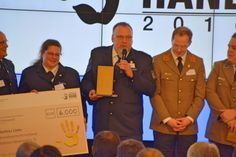 Andreas Pauli (Mitte), Sachbearbeiter Prävention bei der Polizei, und seine Kollegin Ulrike Geburzi bei der Preisverleihung. Foto: Polizei