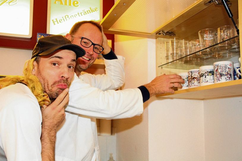 Die Wintersammeltasse ist sehr beliebt. Da schauen nicht nur Heiko Neumann (hinten) und Dirk „der Kümmel“ Hübner regelmäßig, ob sie schon alle Tassen im Schrank haben. Foto: Keil