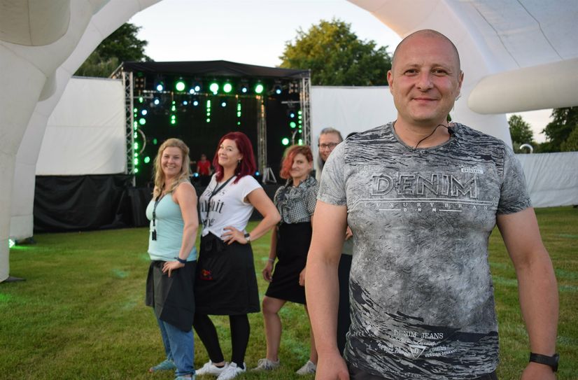 Roberto Weiß von "Hangar 01" und sein Team stehen in den Vorbereitungen für drei Partynächte im Freibad Burkau und Schmölln.