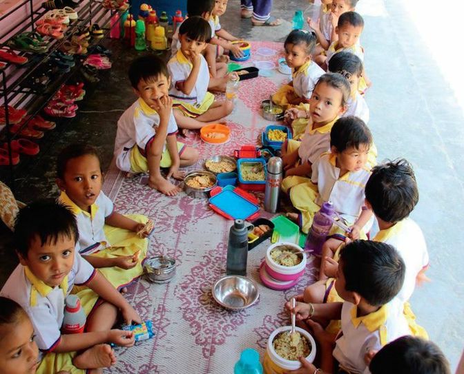 Gemeinsames Essen der Schulkinder. Fotos: PM