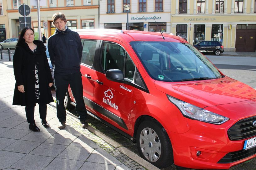 Die Firma »teilAuto« bietet in Meißen jetzt zwei Autos zum »ausleihen« an. Bei der Einweiung dabei: Frank Buchholz (Bürgerinitiative Bürger für Meißen), Martin Schmidt (teilAuto), OB Olaf Raschke und Verkehrsplaner Anatoly Arkhipov (v.l.). Foto: Privat