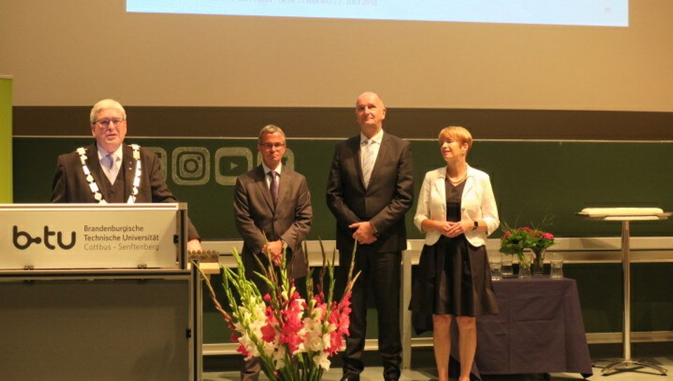 Prof. Dr. -Ing. Jörg Steinbach(l.) möchte mit Unterstützung des Landes den Erfolg der BTU fortschreiben. Foto: Dany Dawid