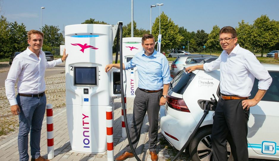 Einweihung der Schnell-Ladesäule an der Raststätte Dresdner Tor Nord: (v.l.) Christoph Strecker (IONITY), Staatsminister Martin Dulig und VW-Sachsen Geschäftsführer Reinhard de Vries. Foto: VW Sachsen GmbH