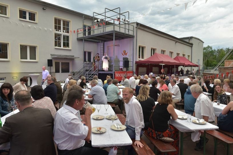 Die zahlreichen Gäste freuten sich über einen gelungenen Abend mit einem zünftigen Barbecue und hochklassiger Unterhaltung. Foto: Peter Aswendt
