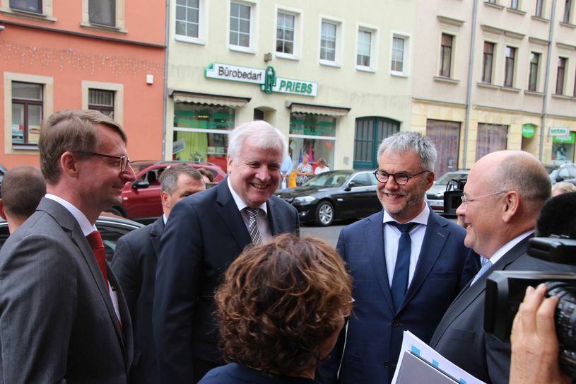 V.l.: Sachsens Inneminister Prof. Dr. Roland Wöller (CDU), Bundesinnenminister Horst Seehofer, Freitals Oberbürgermeister Uwe Rumberg und BSI-Präsident Arne Schönbohm kurz vor der Unterzeichnung. Fotos: Schramm