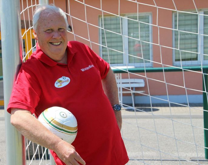 Gert Zimmermann ist ab 27. Juli wieder bei jedem Dynamo-Spiel mit seiner »Grätsche« vor Ort. Foto: Schramm