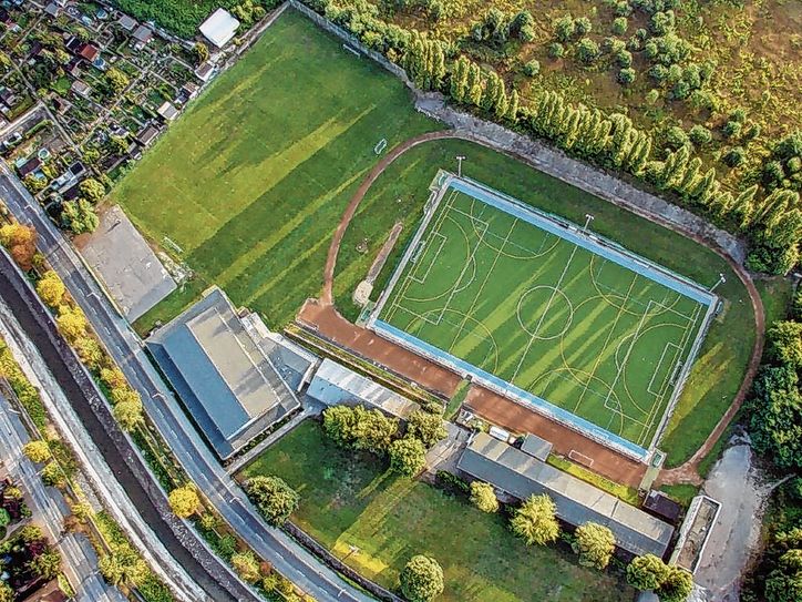 Aus der Luft betrachtet: Der Sportplatz am Emerich-Ambros-Ufer. Foto: Bernd Fiedler