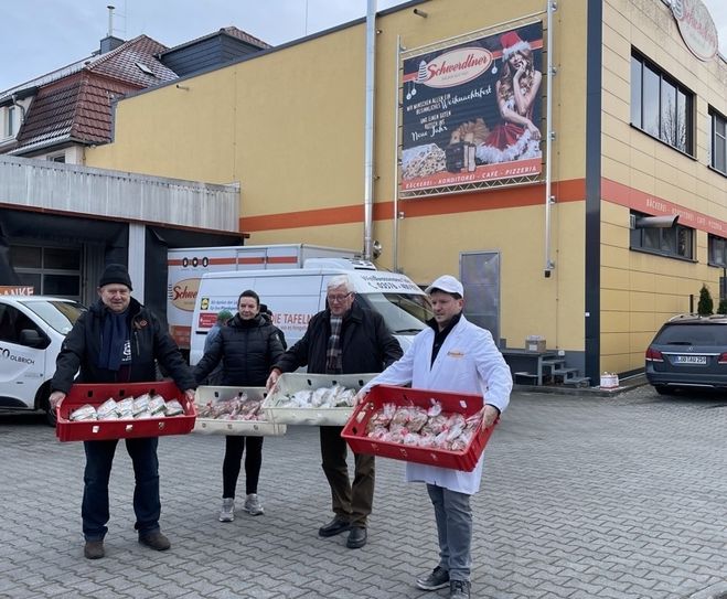 Die Stollen wurden am 8. Dezember am Firmensitz der Bäckerei in Löbau übergeben. Foto: Bäckerei Schwerdtner