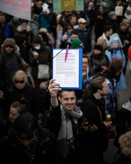Symbolbild. Die Verantwortlichen der Corona-Demos in Bautzen beziehen Stellung zum Wunsch der Stadträte, einen Weihnachtsfrieden und dementsprechender Demo-Pause von drei Wochen durchzuführen. Foto: Kajetan Sumila