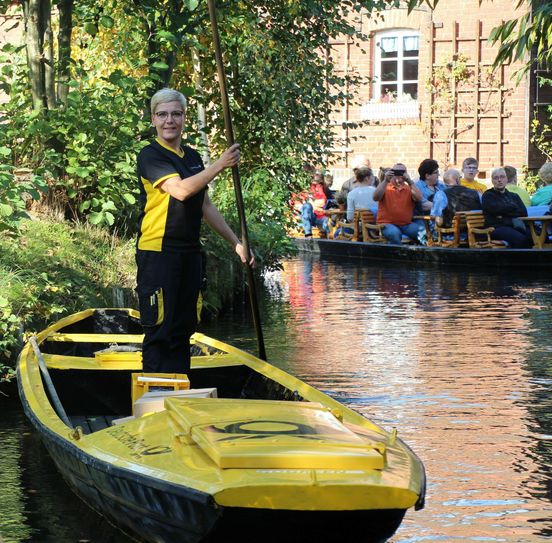 Die Kahnzustellung in Lehde bei Lübbenau ist beendet. Postbotin Andrea Bunar ist am 15. Oktober ihre letzte Tour mit dem Postkahn gefahren. Bis April 2020 erfolgt dort jetzt die Zustellung der Briefe und Pakete wieder mit dem Auto. Fotos: sts