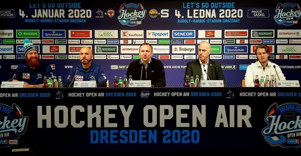 v.l. Thomas Pielmeier (Kapitän Dresdner Eislöwen, Rico Rossi (Trainer Dresdner Eislöwen), Marcus Schmidt (Stadionsprecher Dresdner Eislöwen), Corey Neilson (Trainer Lausitzer Füchse) und Clarke Breitkreuz (Kapitän Lausitzer Füchse) / Foto: Büttner