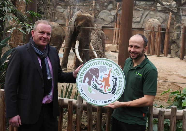 Karl-Heinz Ukena und Thomas Brockmann, Artenschutzverantwortlicher im Zoo Dresden, stellten am 17. Dezember den "Artenschutz-Euro" vor. Foto: Pönisch