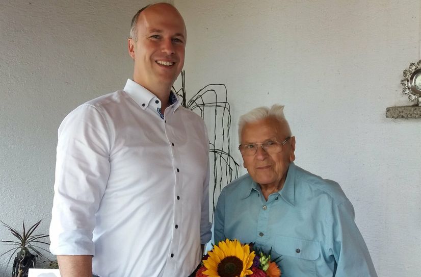 Bürgermeister Mirko Buhr (li.) mit Jubilar Helmut Pfeiffer aus Lauchhammer-Mitte.