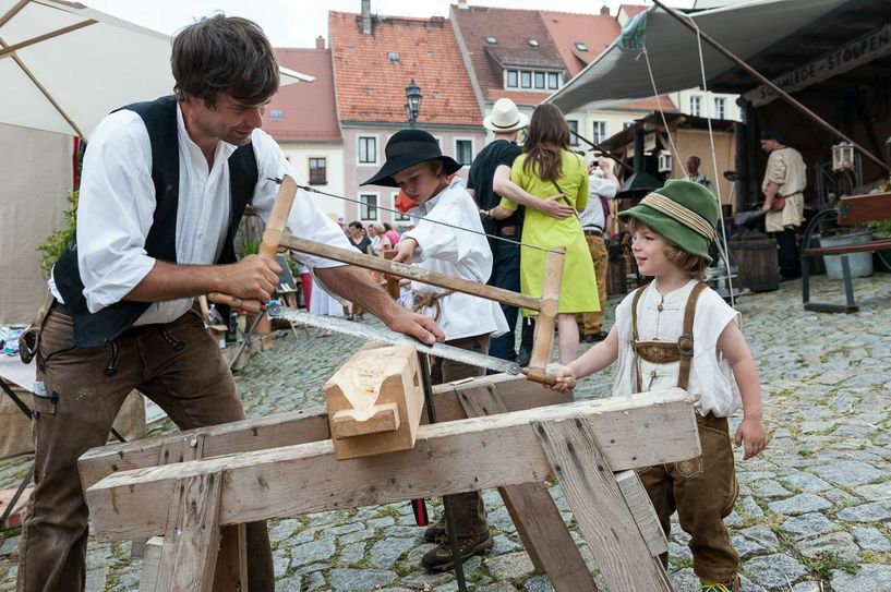 Dem Zimmermann  kann man bei der Arbeit zusehen.