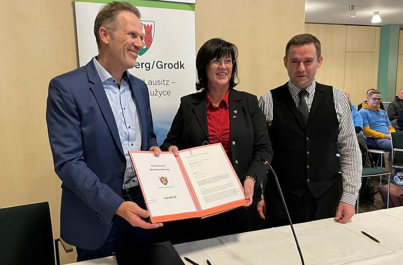Thorsten Kramer, Christine Herntier und Andreas Bränzel mit der unterzeichneten Absichtserklärung.