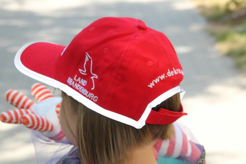 Mit diesen roten Mützen wird in Cottbus signalisiert: Achtung, Schulanfänger! Jeder ABC-Schütze bekommt zur Einschulung ein Exemplar, das von der Dekra zur Verfügung gestellt wird. Foto: jho