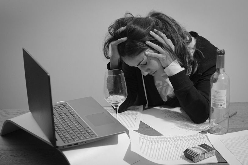 Immer mehr Berufstätige alkoholabhängig - KKH-Experte: Rechtzeitig Hilfe suchen.