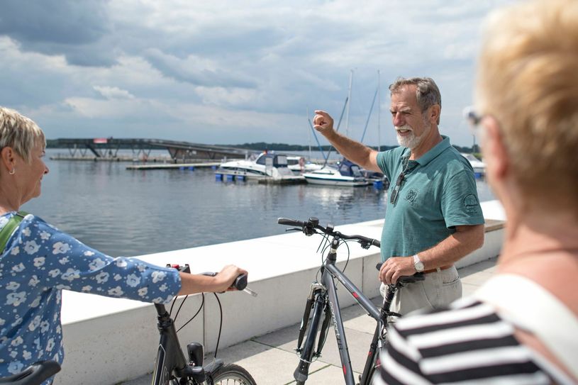 Gästeführer Heinz Müller am Stadthafen Senftenberg Foto: Tourismusverband Lausitzer Seenland/Nada Quenzel