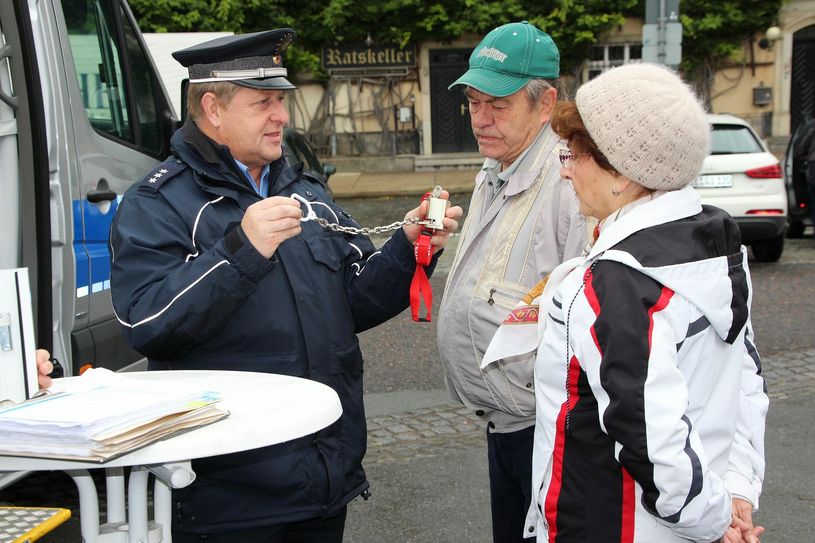 Die gute alte Türkette - im Idealfall abschließbar - ist immer noch ein wirksamer Einbruchschutz für Eingangstüren. Unter anderem darüber informierte Polizeihauptkommissar Detlef Kaminsky Familie Schemmel aus Riesa bei der jüngsten Beratungsaktion auf dem Rathausplatz.