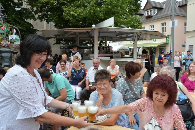 Bürgermeisterin Christine Herntier beim Bierausschenken am Bullwinkel. Foto: D. Bogott