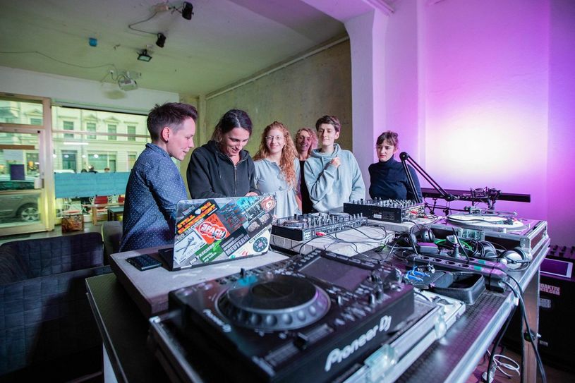 Bei einem DJ-Workshop im Steinhaus Bautzen dürfen sich talentierte Frauen am Pult austoben. Foto: Christin Nitzsche Fall Apart Photography