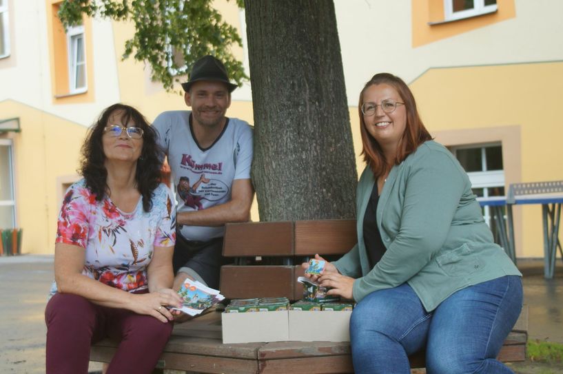 Maja Daniel-Rublack (Geschäftsführerin der TGG, rechts) und Kümmel übergaben am 26. August die Memory-Spiele an Elke Friedland, Sekretärin an der Grundschule in Rothenburg. Insgesamt erhielten 32 Schulen von Schönau-Berzdorf bis Bad Muskau das Spiel. Foto: T. Keil