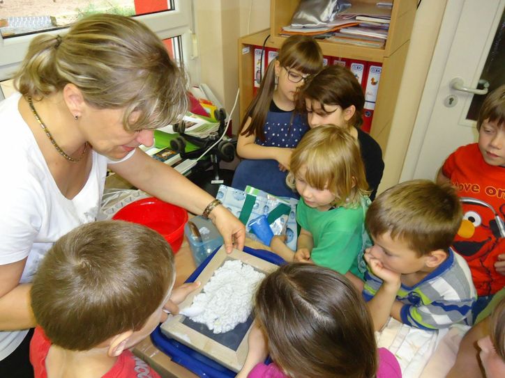 Hier lernen die Kinder Papierschöpfen
