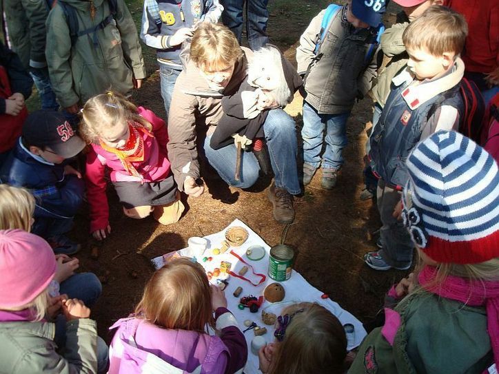 Was gehört nicht in den Wald? Abfallvermeidung und Umwelt  am praktischen Beispiel erklärt. Fotos: AfSA