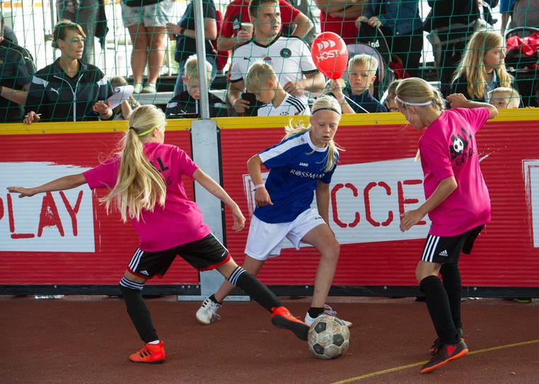 Gespielt wird auf der Soccer Tour auf Kleinfeldern in Teams mit jeweils drei Spielern oder Spielerinnen. Foto: Dirk Montag/Deutsche Soccer Liga