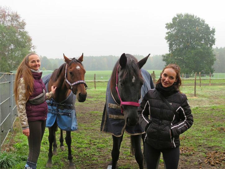 Lisette Hausding (schwarze Jacke) hat ihre ganz eigene Philosophie im Umgang mit Pferden entwickelt. Hier auf diesem Gelände soll ihr Pferdehof schrittweise wachsen. Das freut auch Wegbegleiterin Maria Nagel. Foto: Silke Richter
