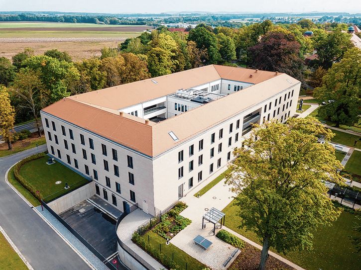 Der Klinikneubau fügt sich auch optisch gut ins umliegende Landschaftsbild von Arnsdorf ein. Foto: privat