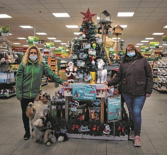 Fressnapf-Mitarbeiterin Jana Mucha, Hund Tessa und Stephanie Schneider (re.), Vereinsvorsitzende des Südbrandenburger Tierfreunde e.V. sind überwältigt von den vielen Spenden. Foto: asl