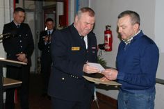 Werner-Siegwart Schippel (li.), Präsident des Landesfeuerwehrverbandes Brandenburg, würdigte Ullrich Lehmann (re.) von der gleichnamigen Fleischerei für sein besonderes Engagement für die Feuerwehr. Foto: Bernd Naumann