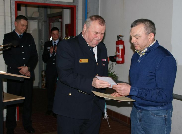 Werner-Siegwart Schippel (li.), Präsident des Landesfeuerwehrverbandes Brandenburg, würdigte Ullrich Lehmann (re.) von der gleichnamigen Fleischerei für sein besonderes Engagement für die Feuerwehr. Foto: Bernd Naumann