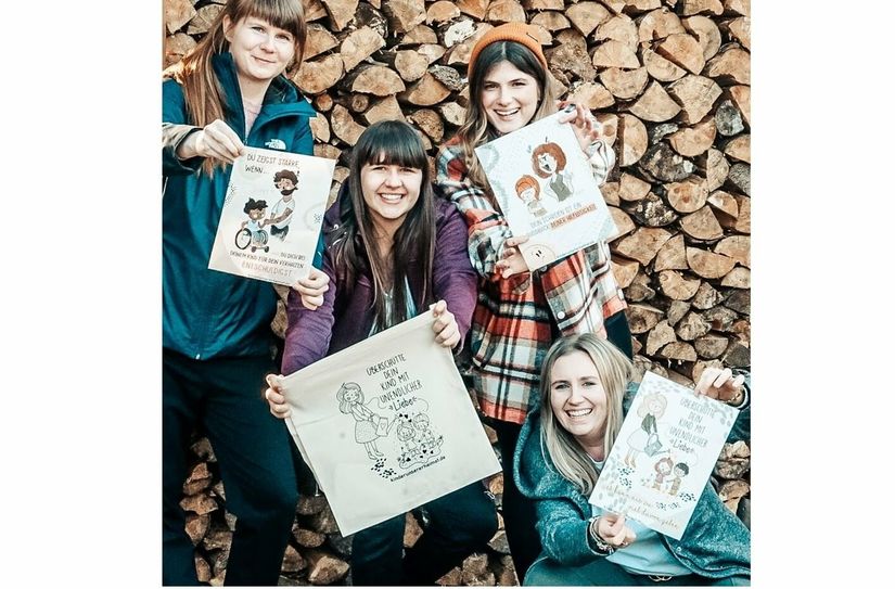 Kira Ziesche, Claudia Röder, Elisa Ludwig und Sophie Appleby zeigen die ersten Materialien, die über ihr Projekt entstanden sind und jetzt an Eltern, Erzieher und andere Multiplikatoren verteilt werden.