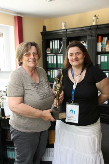 Iris Helbeck (li.) und Tochter Andrea Stender-Helbeck mit dem "Oscar für den Mittelstand", den das Unternehmen 2011 gewann. Foto: jho