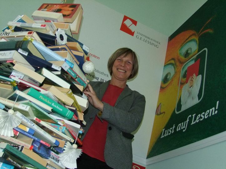 Marion Kutter, Leiterin der Kamenzer Stadtbibliothek, freut sich auf den Umzug ins erweiterte Lessing-Gymnasium und darauf, dass man künftig die städtische Bibo auch in den Abendstunden und an Wochenenden nutzen kann. Foto: Rainer Könen