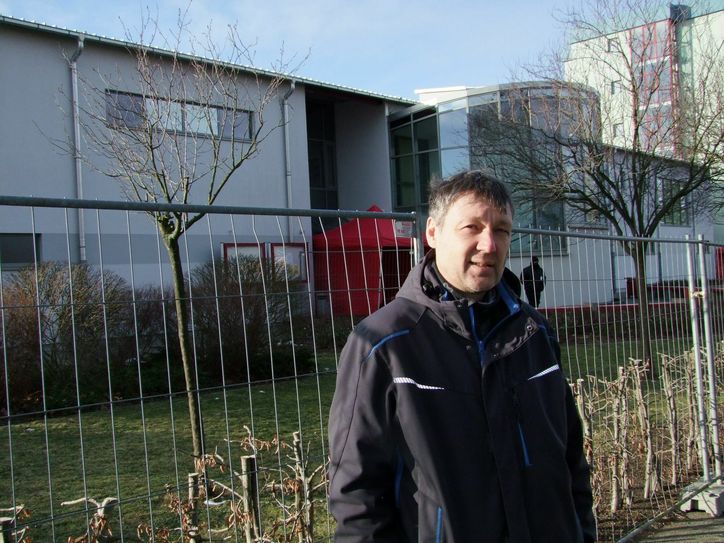 Robby Tenne, Vorsitzender des HVH Kamenz, vor der zum Impfzentrum umfunktionierten Sporthalle am Flugplatz in Kamenz. Foto: Rainer Könen
