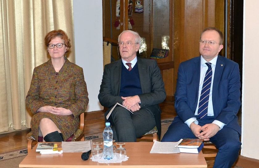 Heike Sabel mit Botschafter Peter Dettmar und Aliaksei Zhbanau (v. li.) bei der Lesung