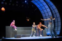 Szenenfoto mit (v.l.n.r.): Paula Aschmann (Hermia), Torben Appel (Lysander), Johan-nes Scheidweiler (Demetrius), Ariadne Pabst (Helena)