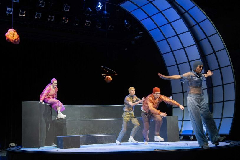 Szenenfoto mit (v.l.n.r.): Paula Aschmann (Hermia), Torben Appel (Lysander), Johan-nes Scheidweiler (Demetrius), Ariadne Pabst (Helena)